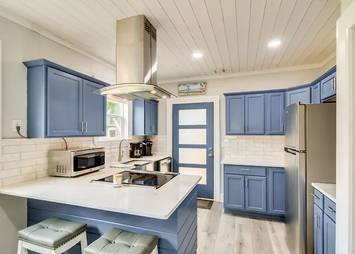 5 Mi To Dtwn: Bright W/ Yard In Pensacola! Holiday home *
