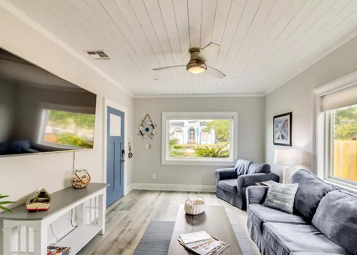 5 Mi To Dtwn: Bright W/ Yard In Pensacola! Holiday home Pensacola