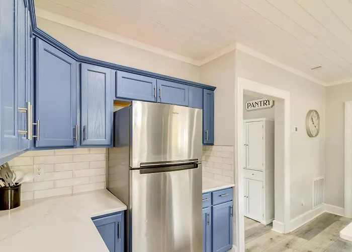 5 Mi To Dtwn: Bright W/ Yard In Pensacola! *