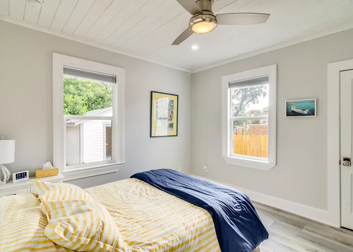 5 Mi To Dtwn: Bright W/ Yard In Pensacola! Pensacola