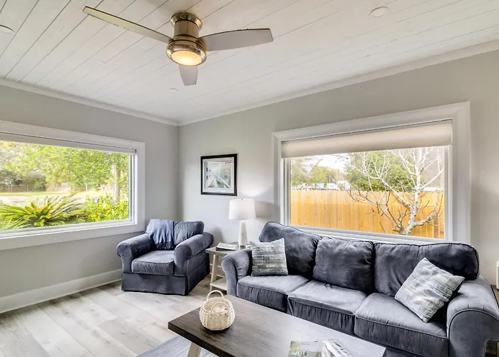 5 Mi To Dtwn: Bright W/ Yard In Pensacola! Holiday home