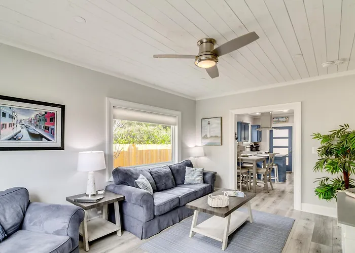 5 Mi To Dtwn: Bright W/ Yard In Pensacola! Holiday home *