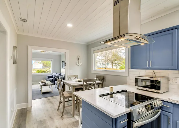 Holiday home 5 Mi To Dtwn: Bright W/ Yard In Pensacola!