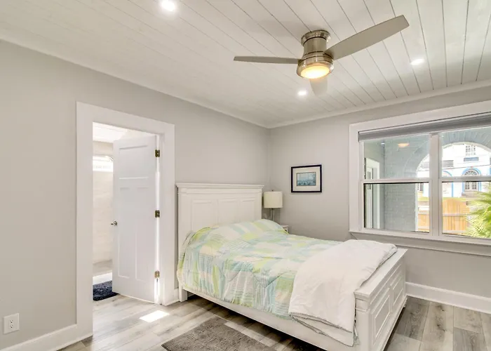 Holiday home 5 Mi To Dtwn: Bright W/ Yard In Pensacola! Pensacola