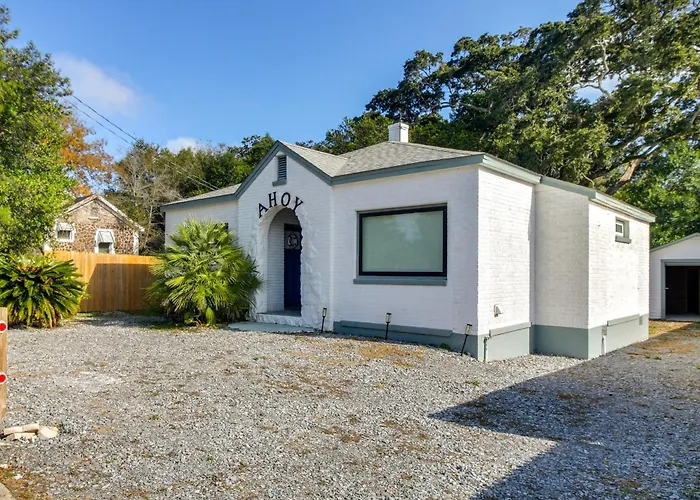 5 Mi To Dtwn: Bright W/ Yard In Pensacola! Pensacola