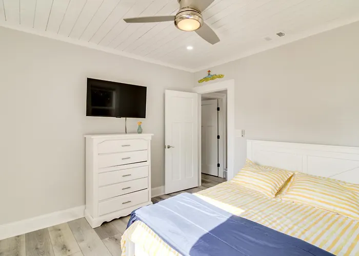 5 Mi To Dtwn: Bright W/ Yard In Pensacola! Holiday home