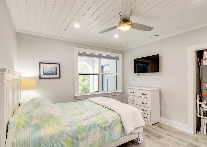 Holiday home 5 Mi To Dtwn: Bright W/ Yard In Pensacola!