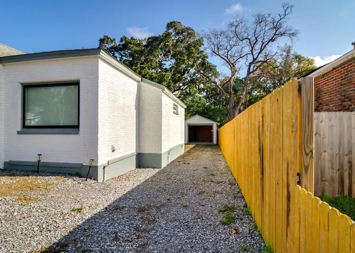 5 Mi To Dtwn: Bright W/ Yard In Pensacola! Holiday home Pensacola