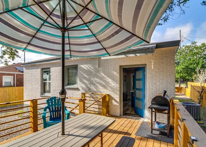 Holiday home 5 Mi To Dtwn: Bright W/ Yard In Pensacola!