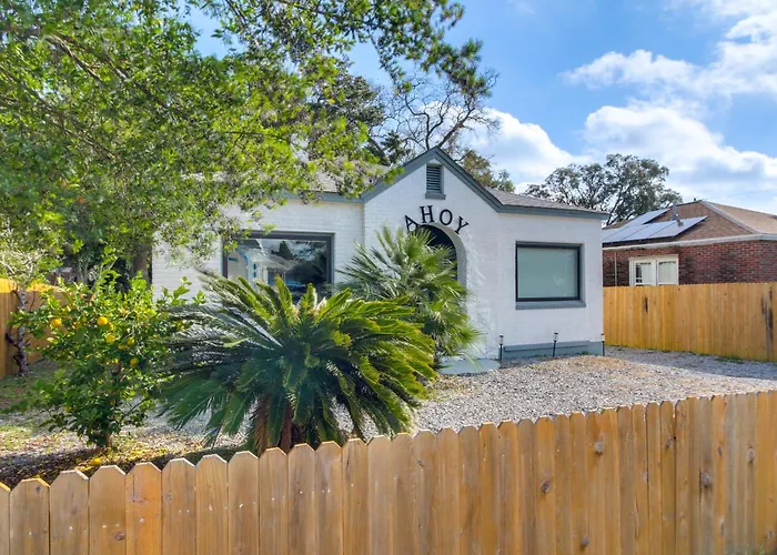 5 Mi To Dtwn: Bright W/ Yard In Pensacola! Pensacola