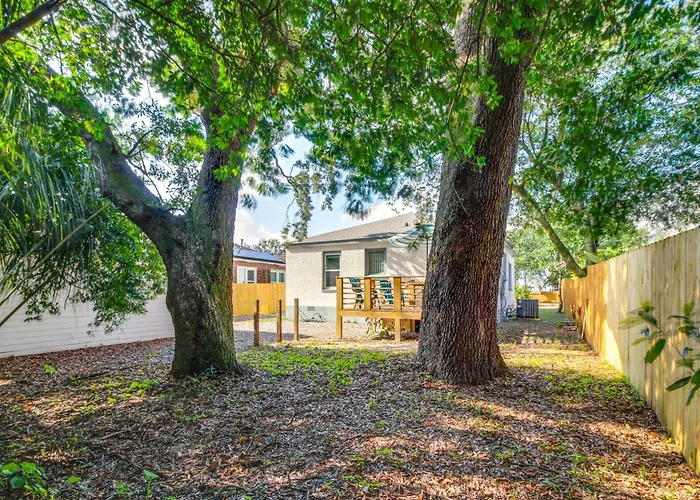 5 Mi To Dtwn: Bright W/ Yard In Pensacola! *